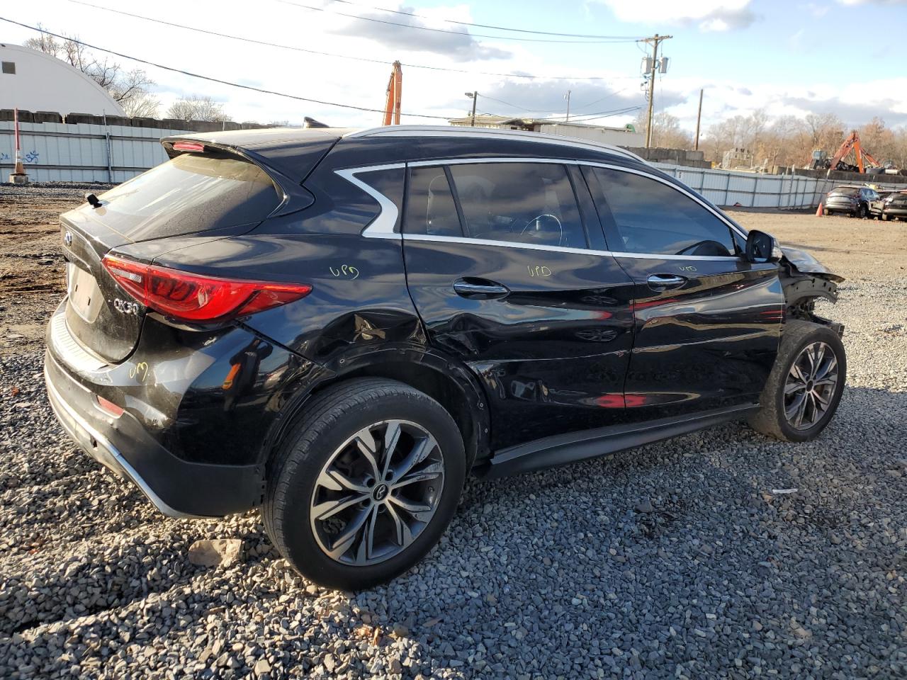 2017 Infiniti QX30 - Image 3