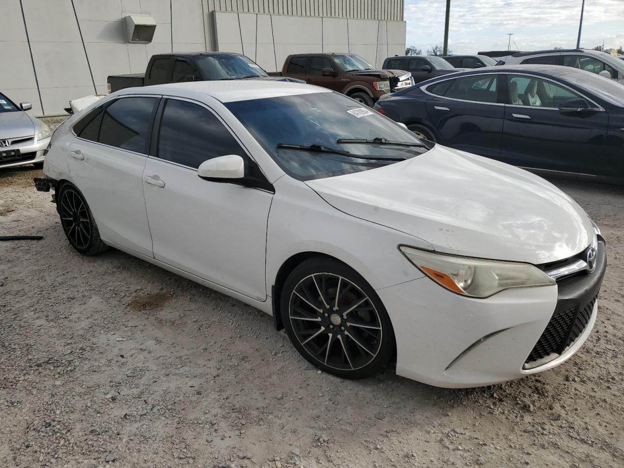 VIN 4T1BF1FK2HU354768 2017 TOYOTA CAMRY no.4