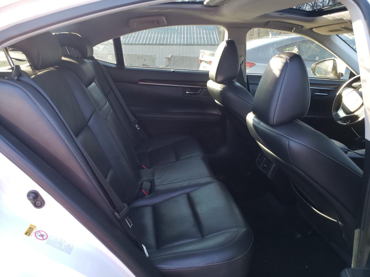 2015 Lexus ES - Image 10