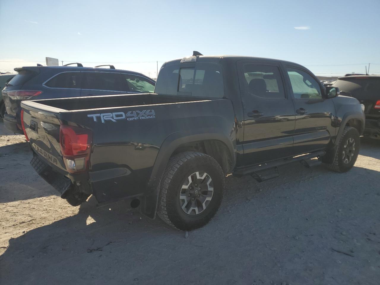 VIN 5TFCZ5AN1JX127116 2018 TOYOTA TACOMA no.3