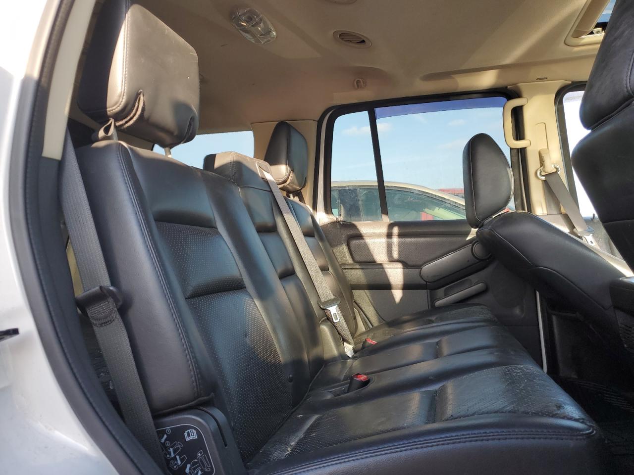 2010 Mercury Mountaineer - Image 11