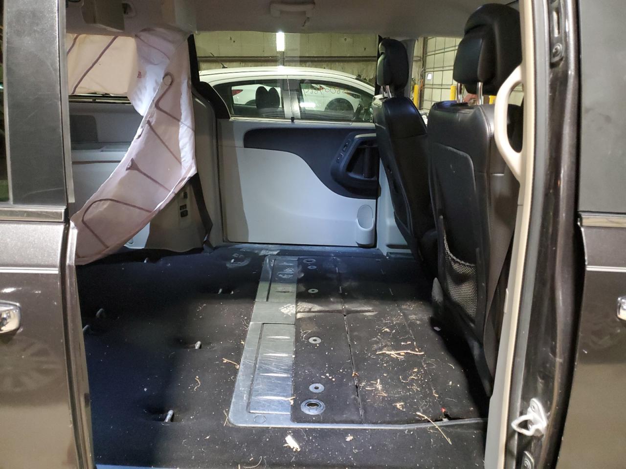 2014 Chrysler Town & Country - Image 11