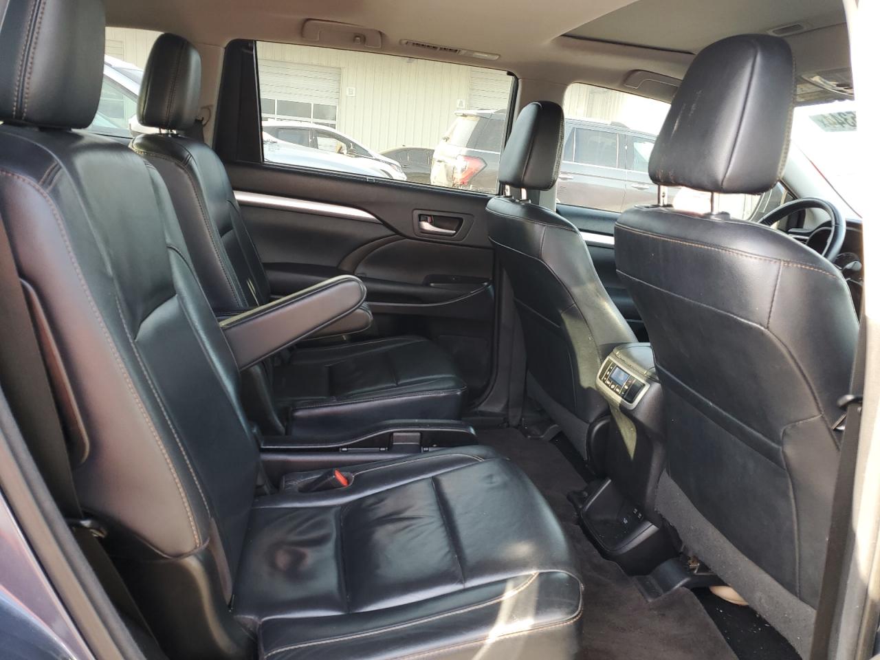 2017 Toyota Highlander - Image 11