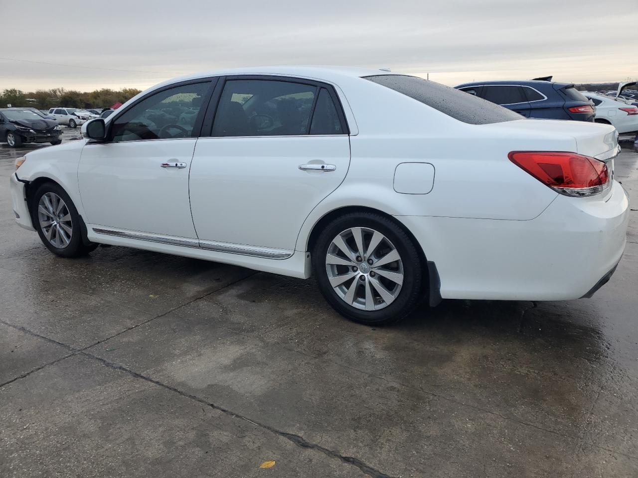 2011 Toyota Avalon - Image 2
