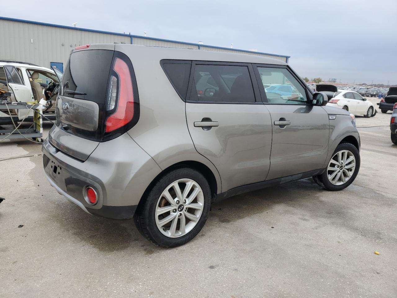 VIN KNDJP3A51K7698818 2019 KIA SOUL no.3