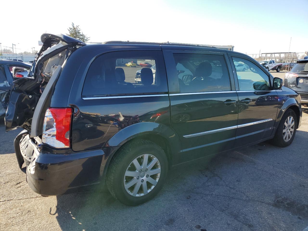 2013 Chrysler Town & Country - Image 3