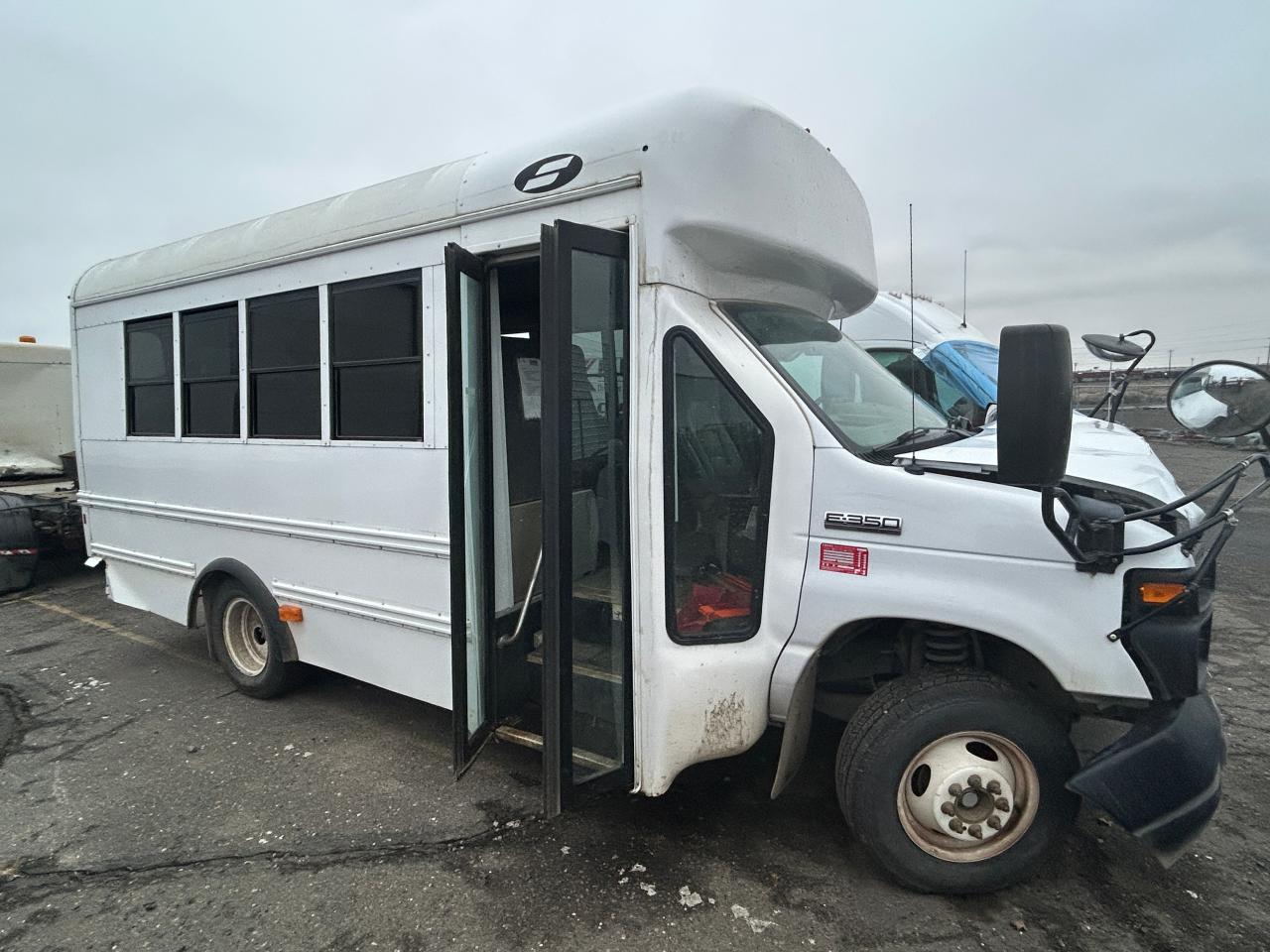 2016 Ford Econoline - Image 4