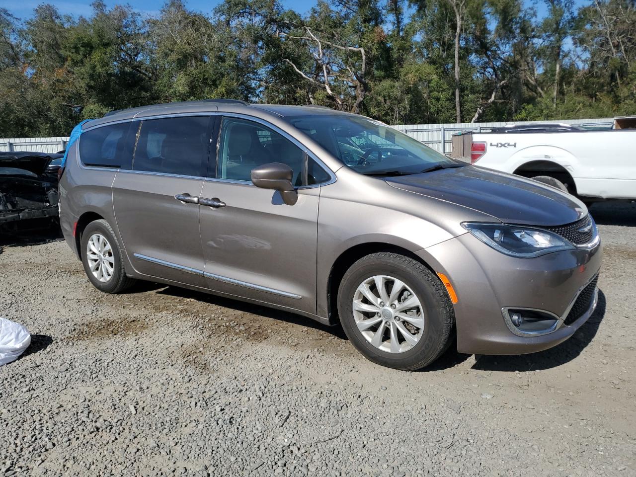 2017 Chrysler Pacifica - Image 4