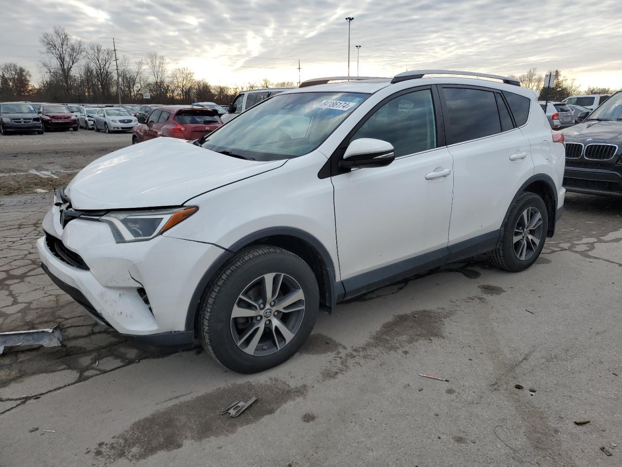 VIN 2T3RFREV1JW858024 2018 TOYOTA RAV4 no.1