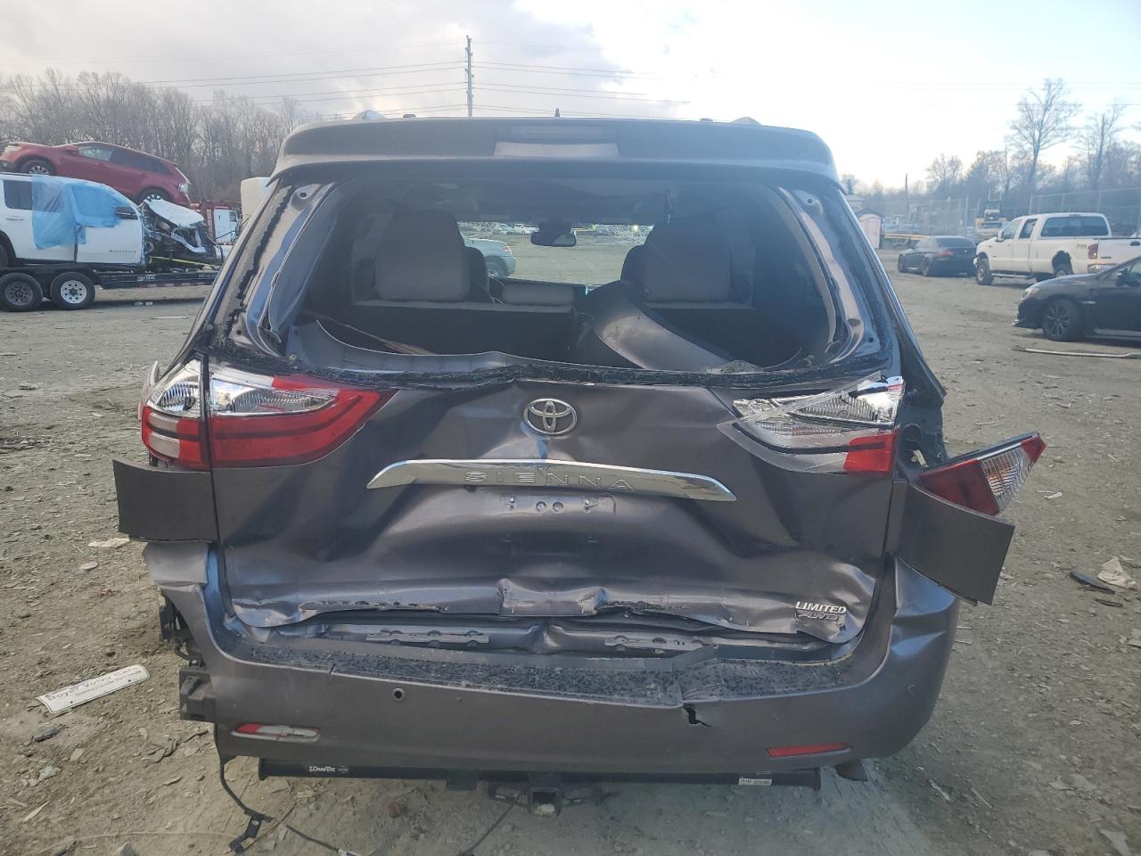 2015 Toyota Sienna - Image 6