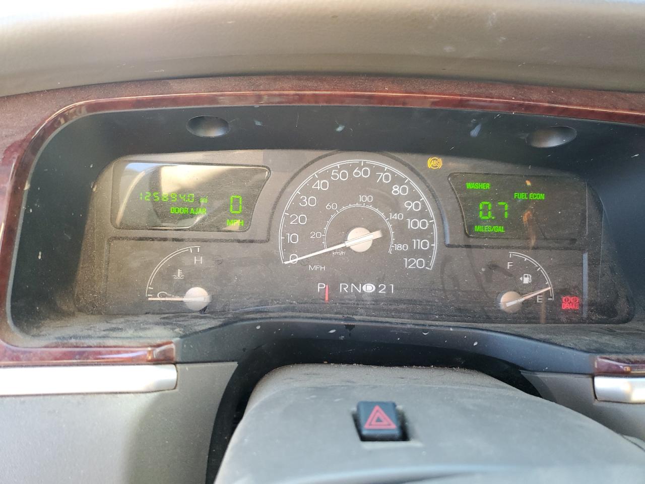 2005 Lincoln Town Car - Image 9