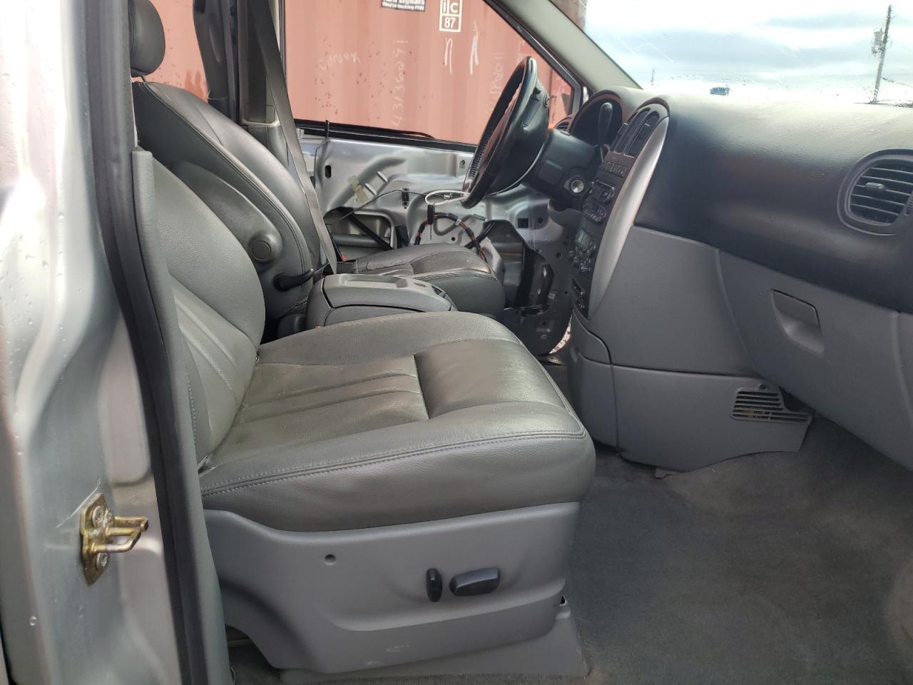 2006 Chrysler Town & Country - Image 7