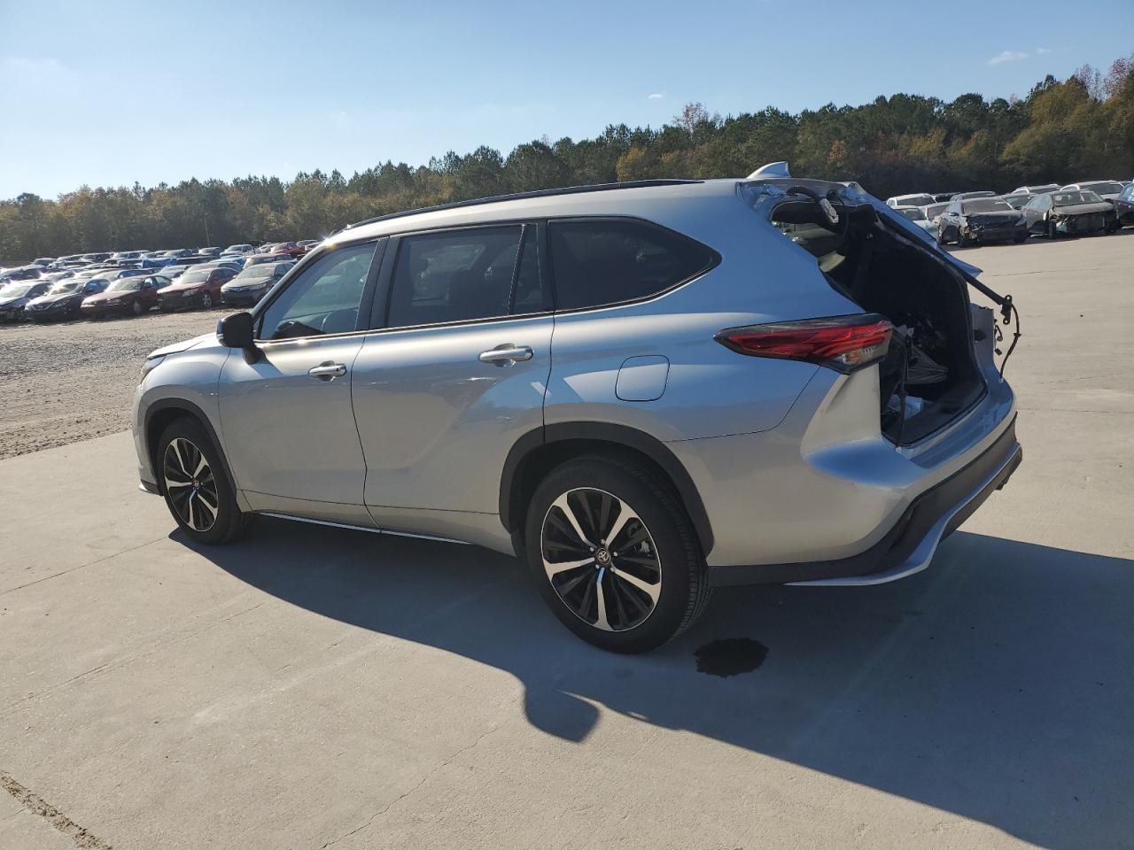 2022 Toyota Highlander - Image 2