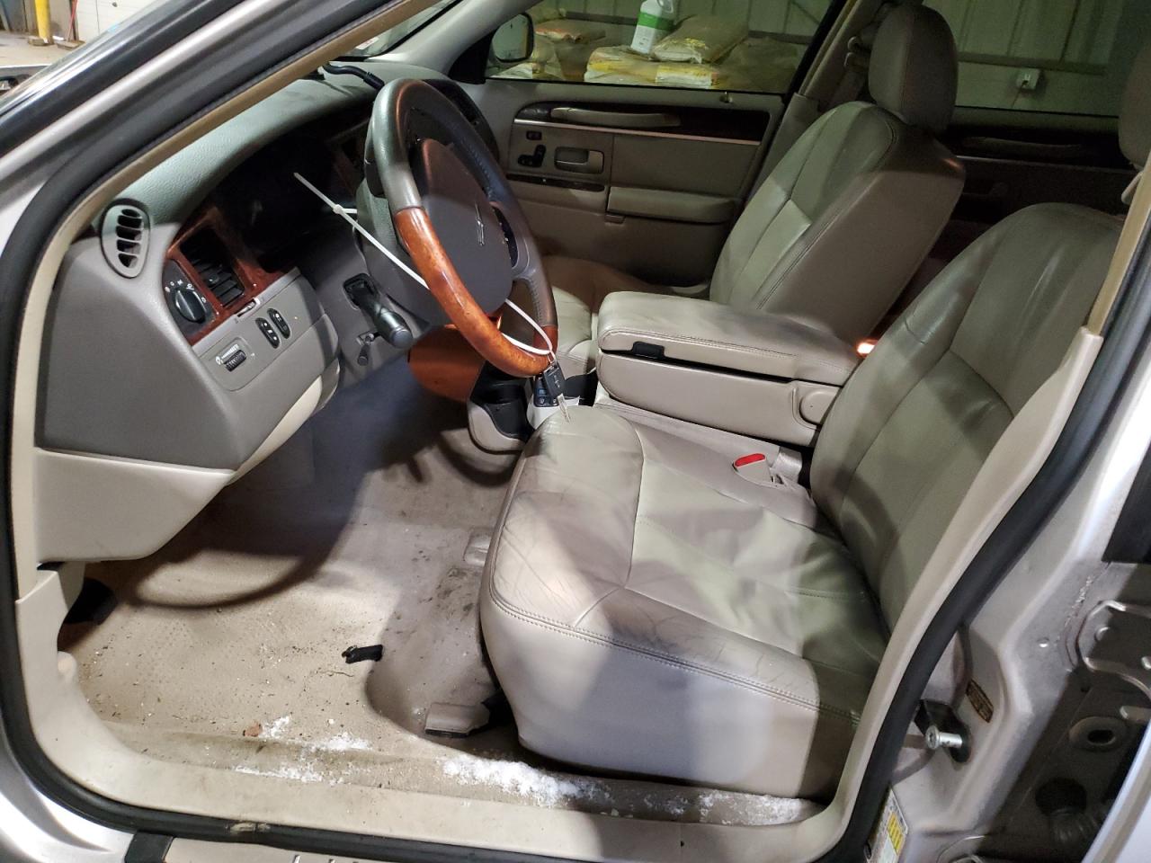 2010 Lincoln Town Car Signature Limited VIN: 2LNBL8CV8AX601385 Lot: 85118404