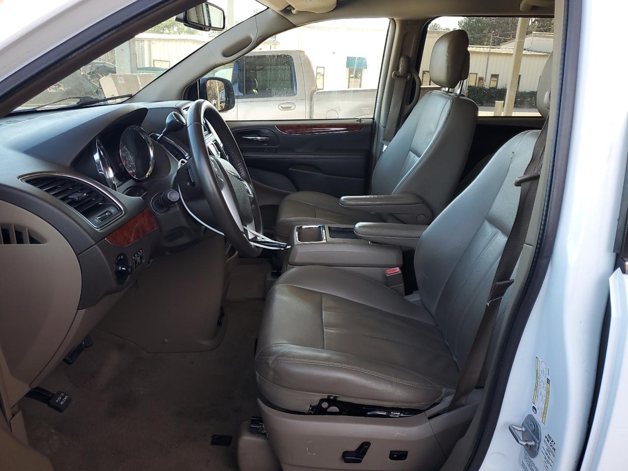 2016 Chrysler Town & Country - Image 7