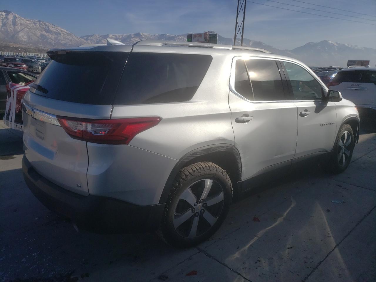 VIN 1GNEVHKW3JJ272536 2018 CHEVROLET TRAVERSE no.3