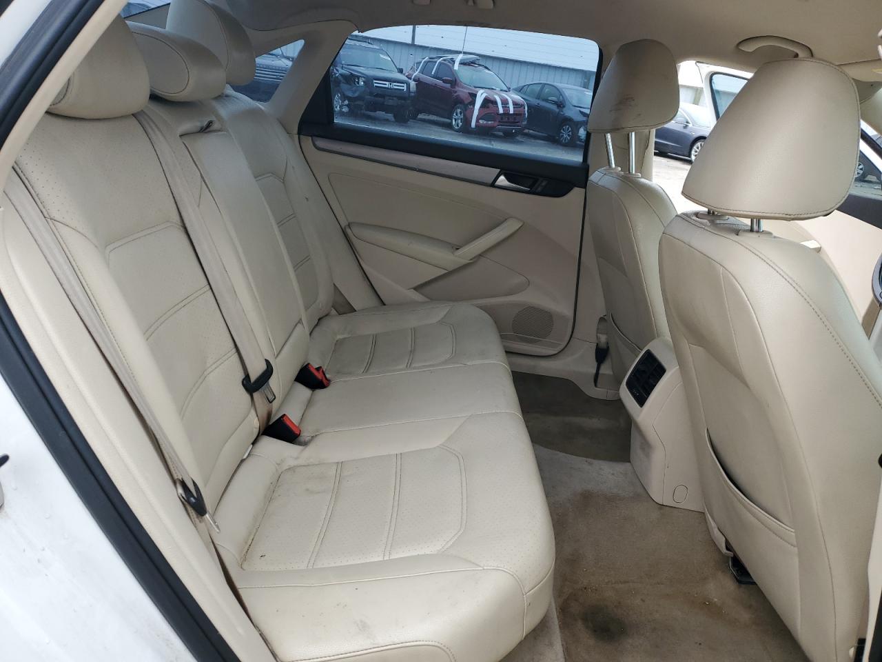 2014 Volkswagen Passat - Image 11