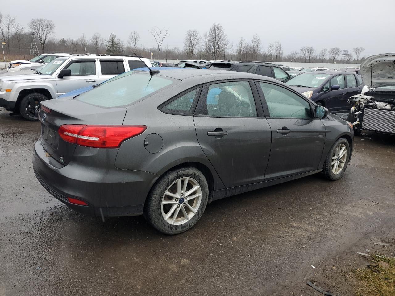 VIN 1FADP3FE2JL214026 2018 FORD FOCUS no.3