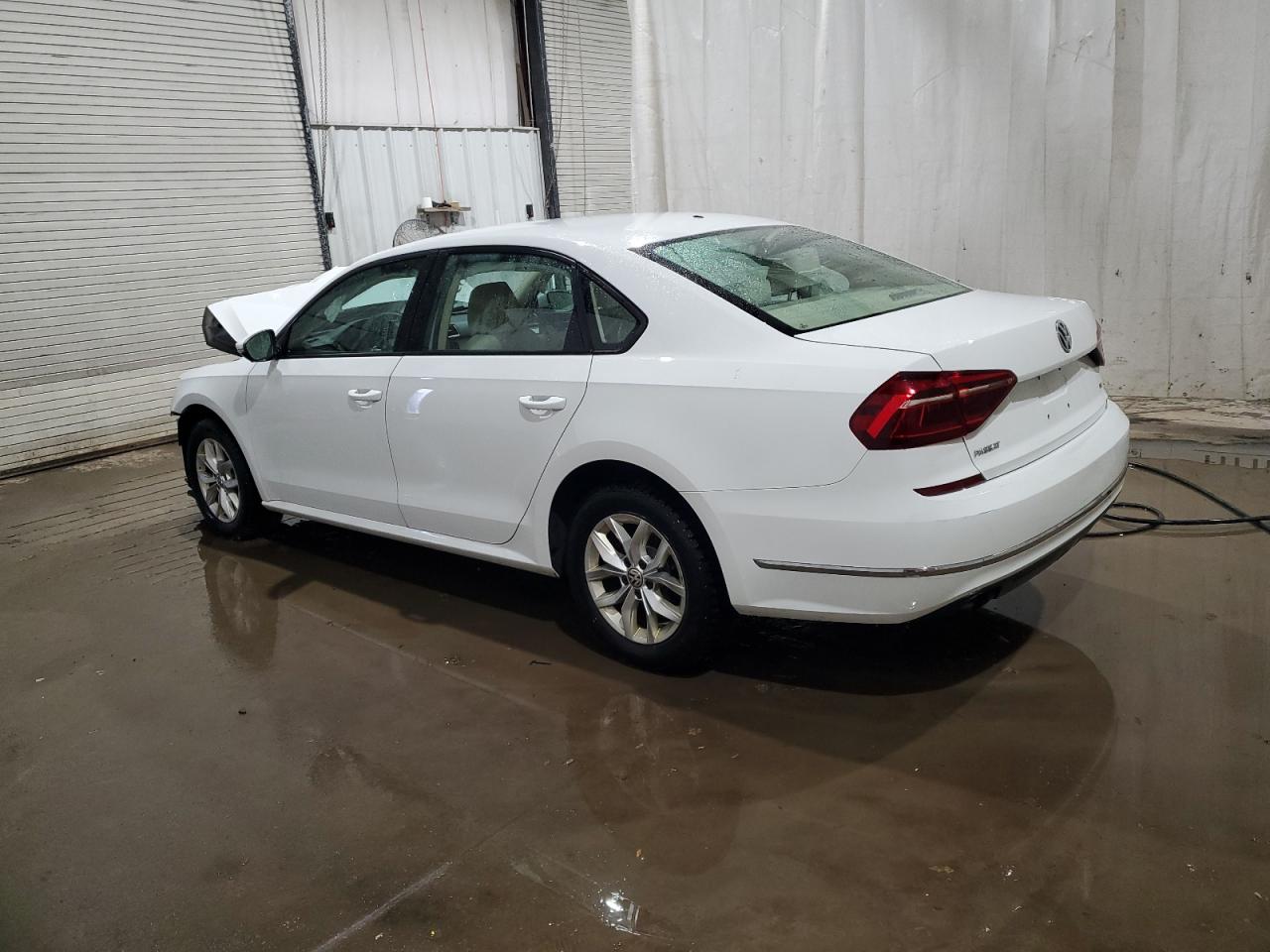 2018 Volkswagen Passat - Image 2