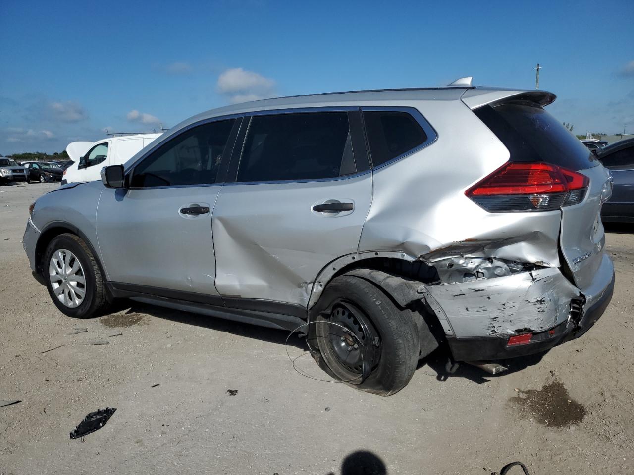 2017 Nissan Rogue - Image 2