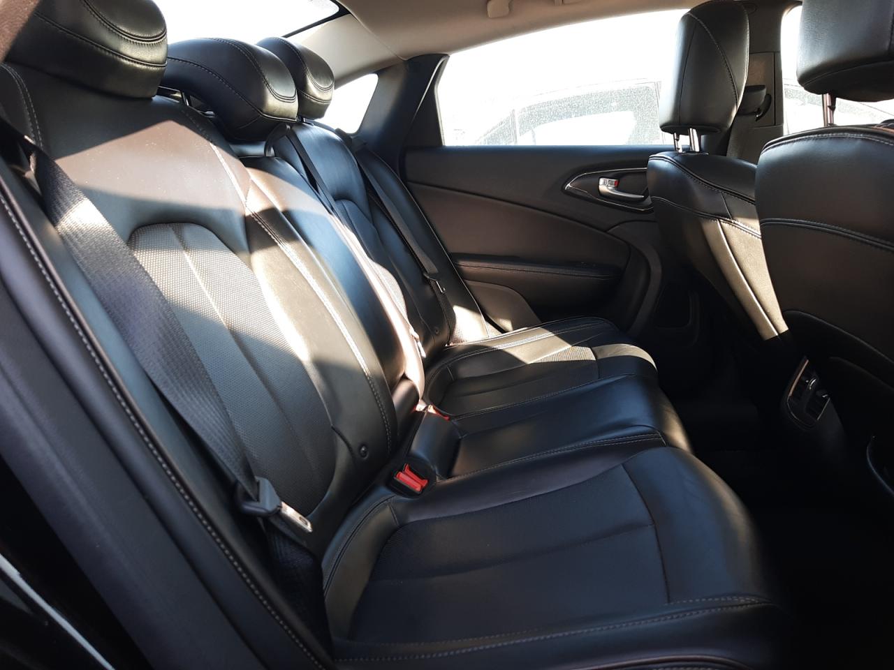 2016 Chrysler 200 - Image 10