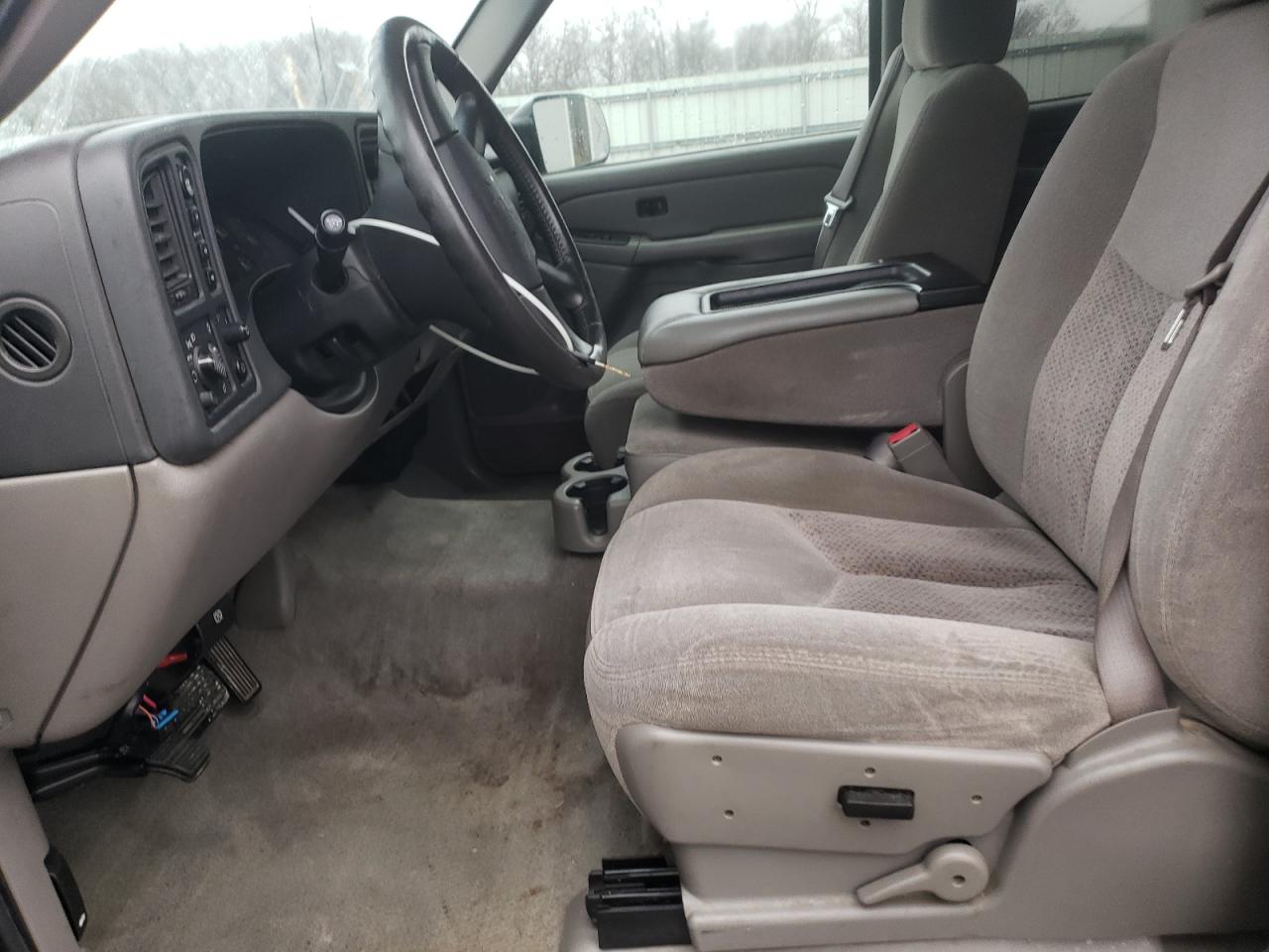 2004 Chevrolet Suburban - Image 7