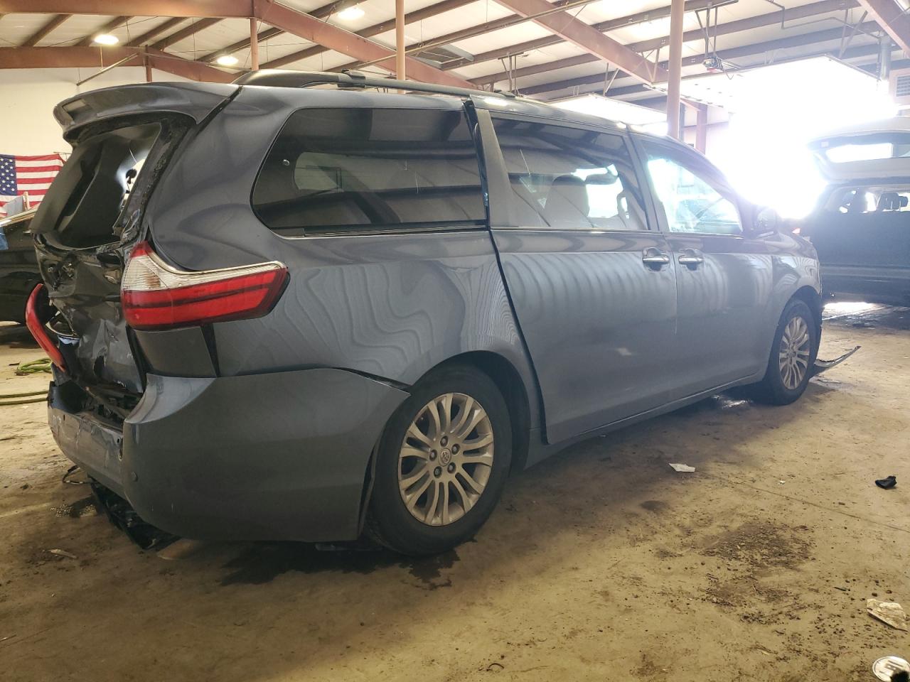 2015 Toyota Sienna - Image 3