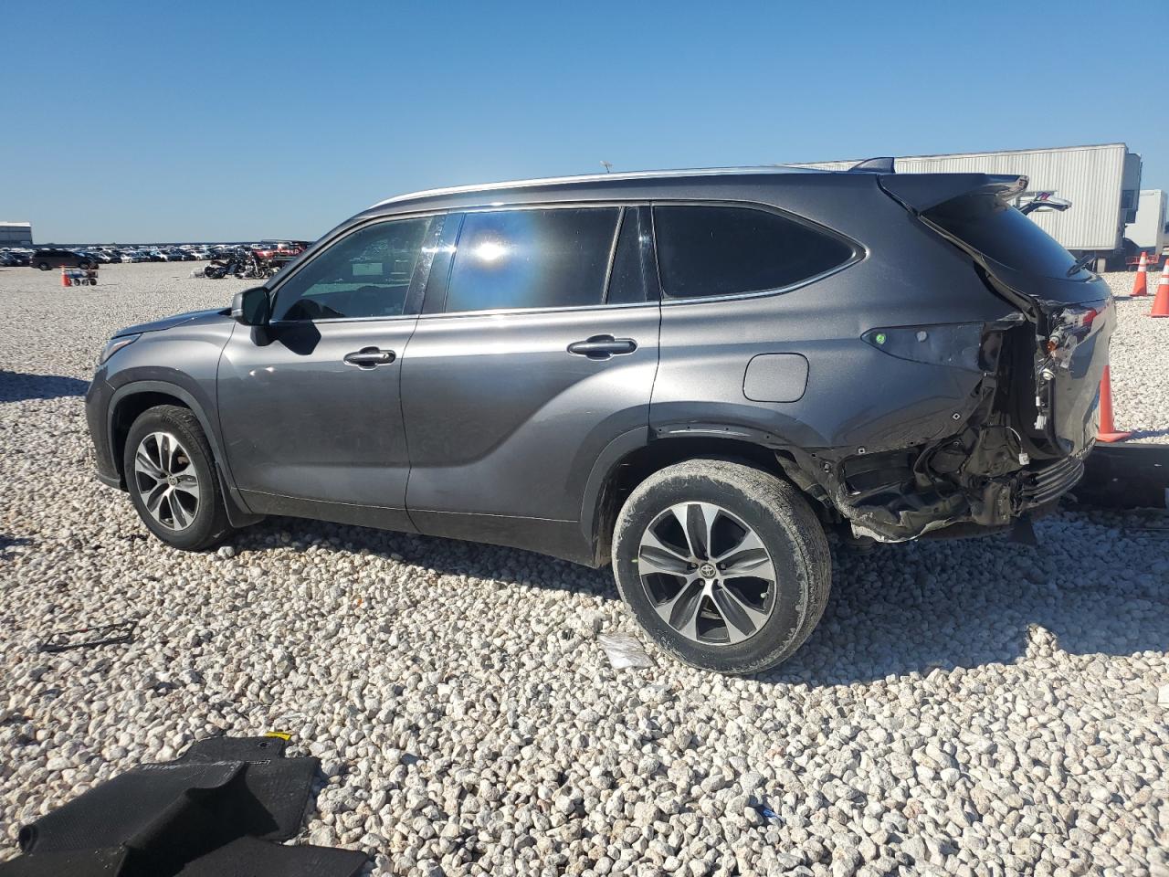 2021 Toyota Highlander - Image 2