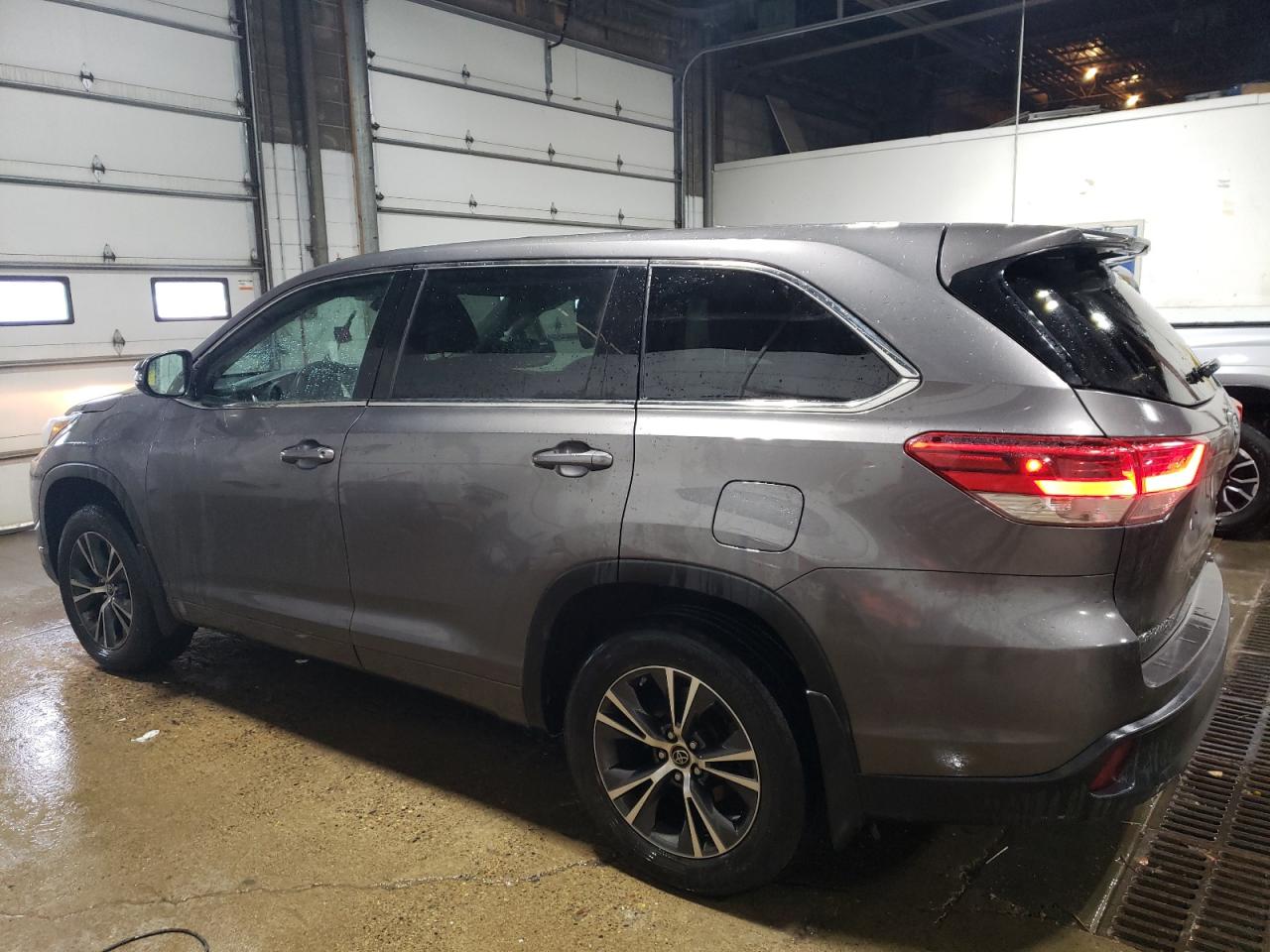 2017 Toyota Highlander - Image 2