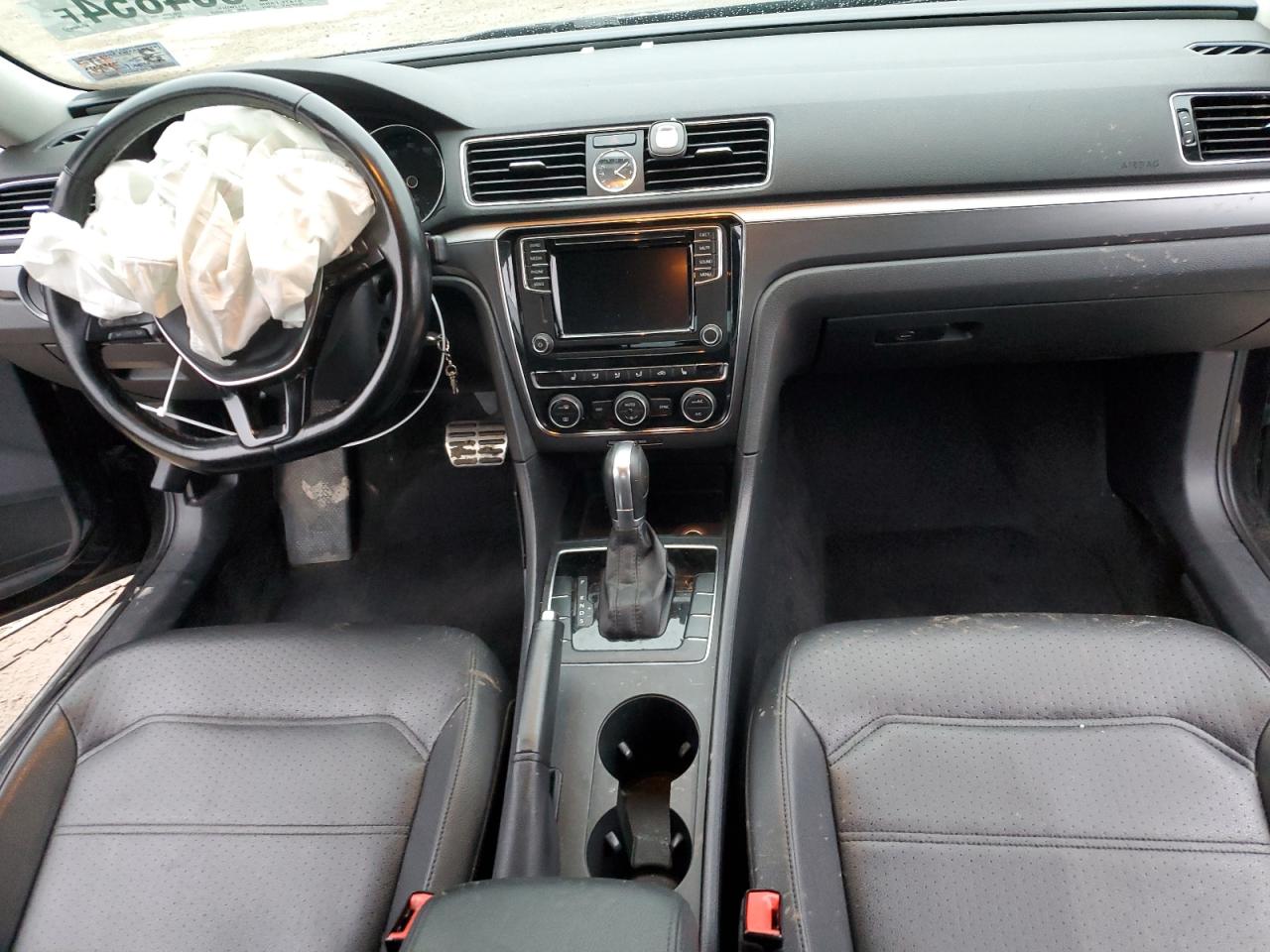 2017 Volkswagen Passat - Image 8
