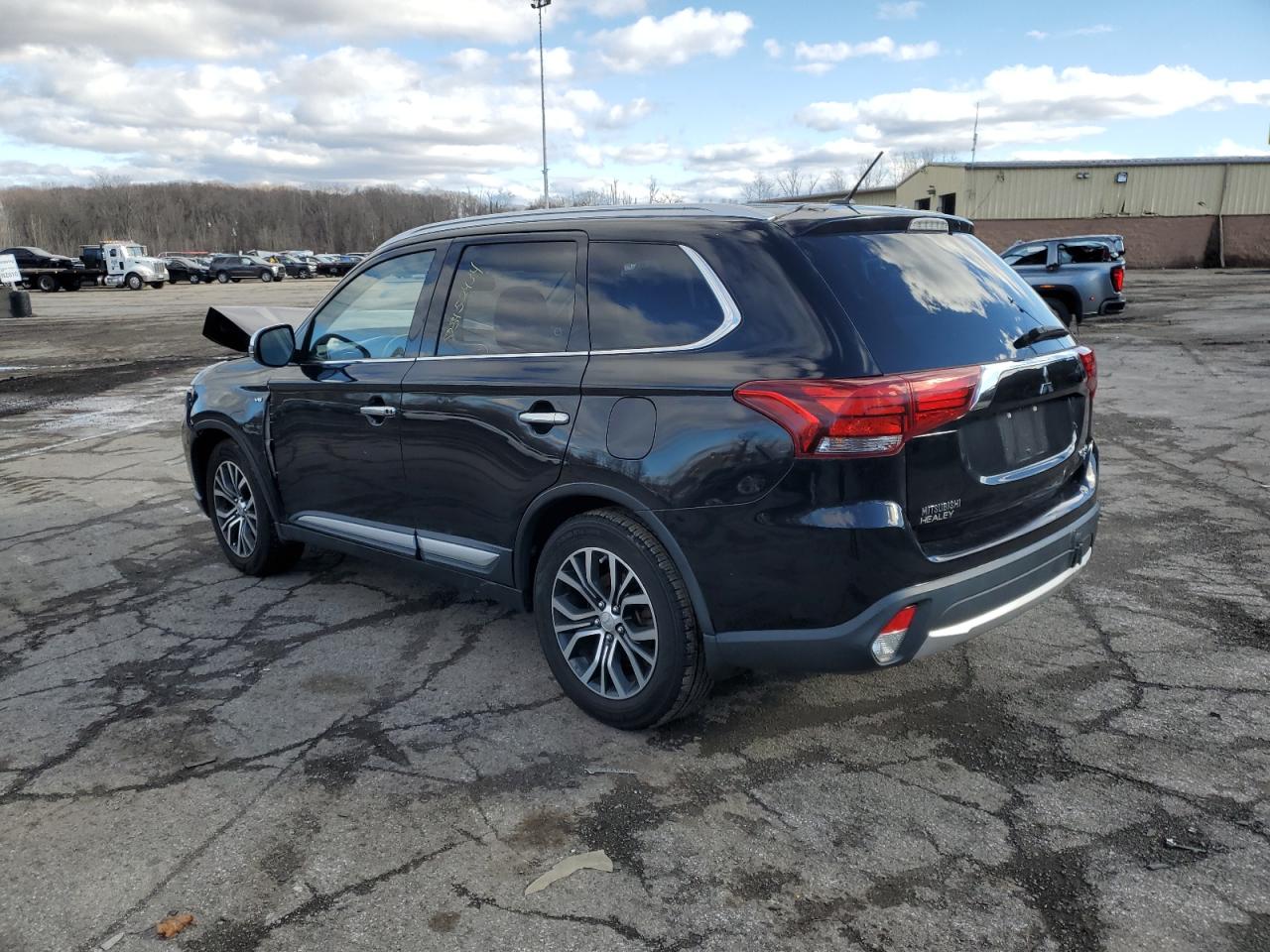2016 Mitsubishi Outlander - Image 2