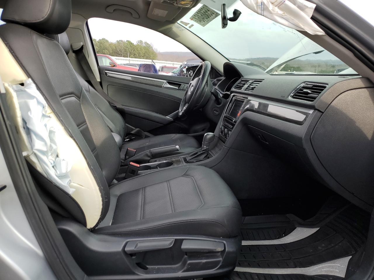 2017 Volkswagen Passat - Image 7