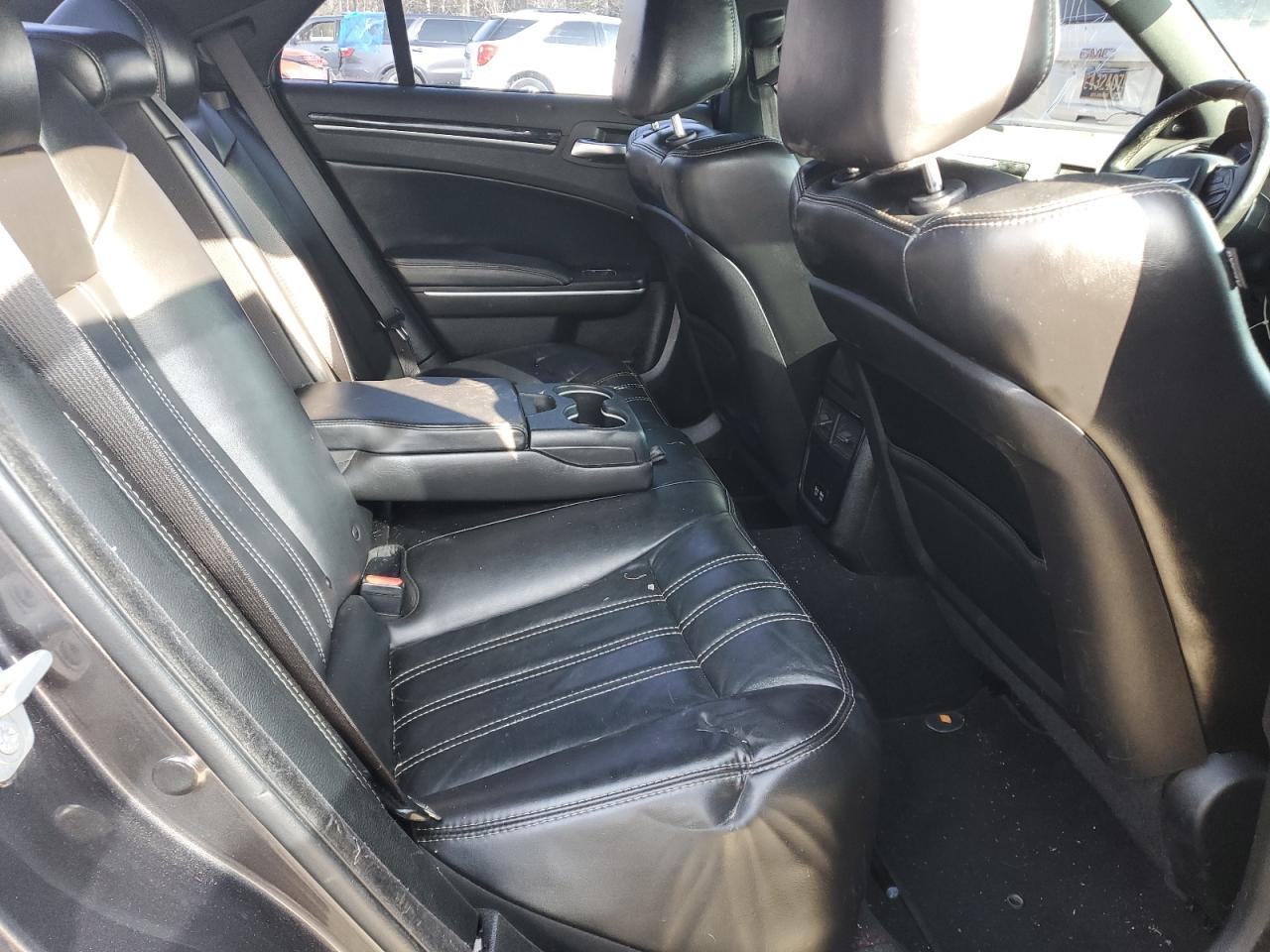 2019 Chrysler 300 - Image 10