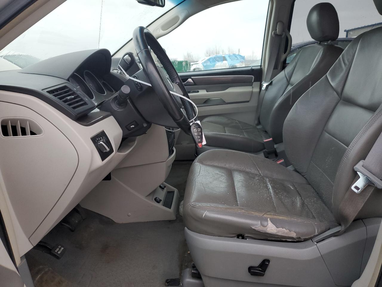 2009 Volkswagen Routan - Image 7