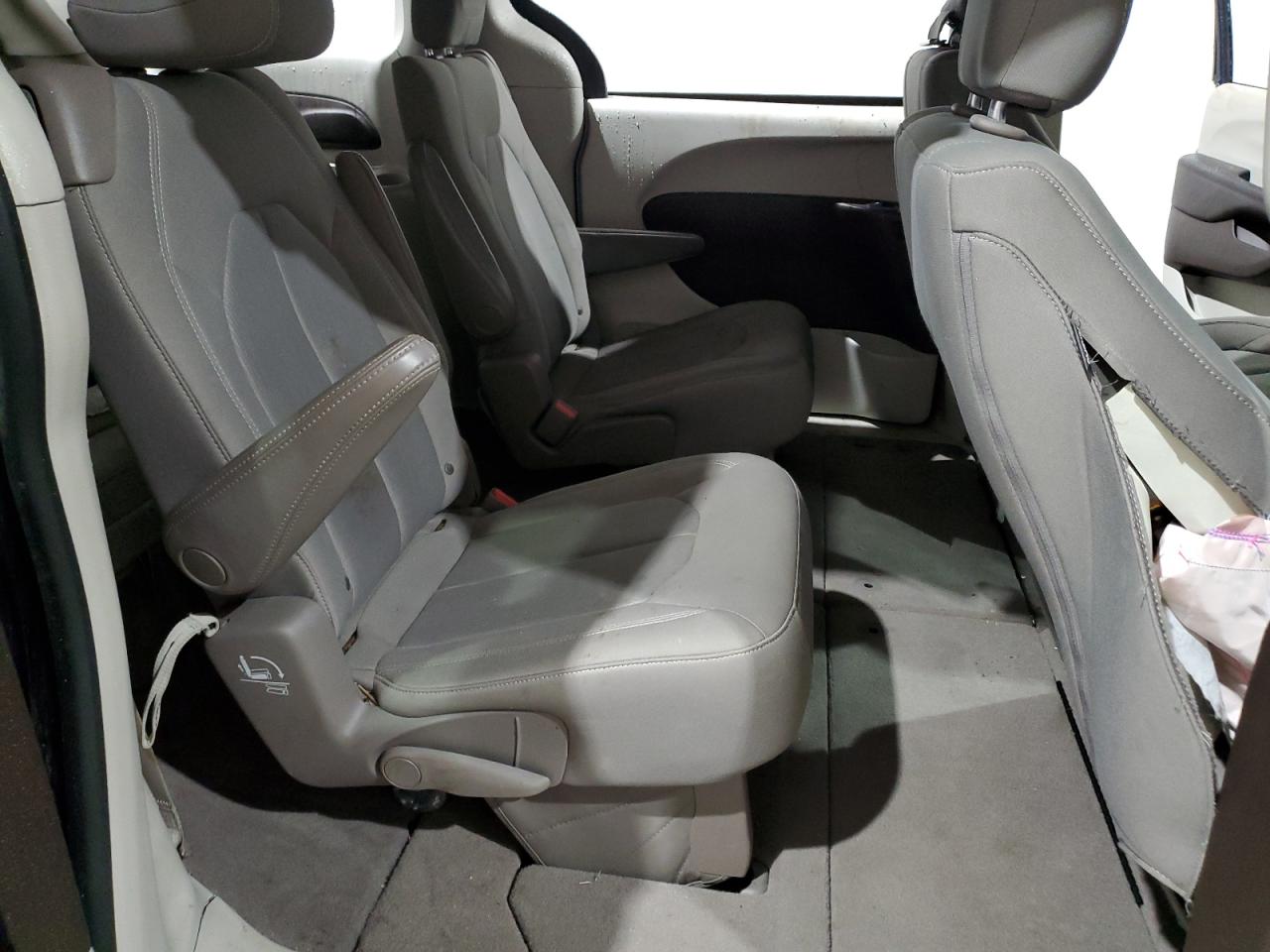 2017 Chrysler Pacifica - Image 12