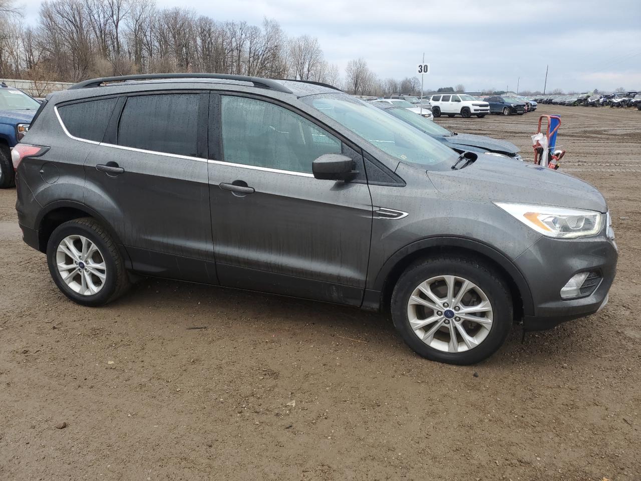 VIN 1FMCU0GD0HUA91832 2017 FORD ESCAPE no.4