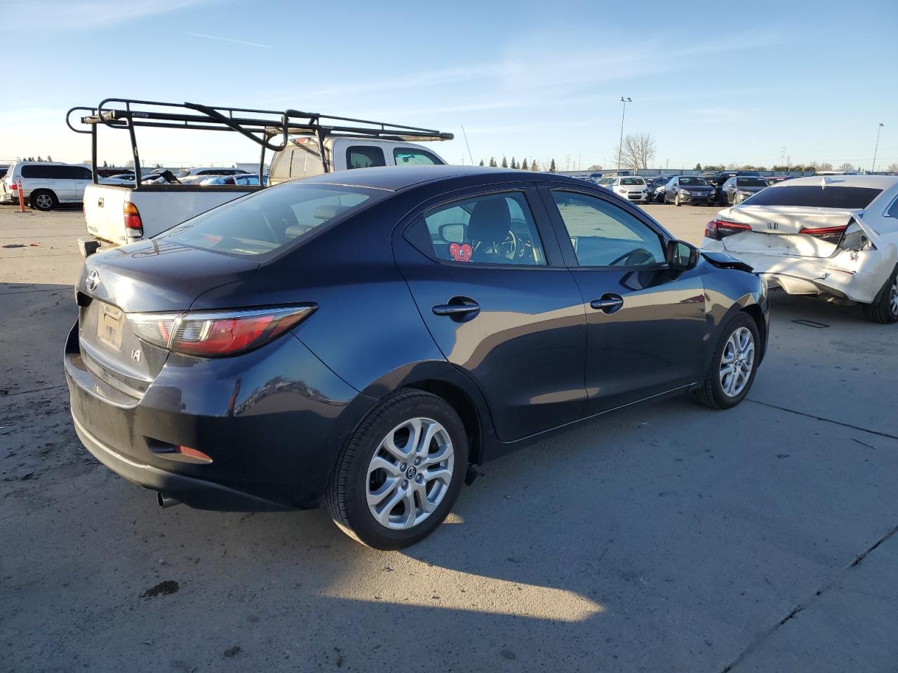 VIN 3MYDLBYV4HY189324 2017 TOYOTA YARIS no.3