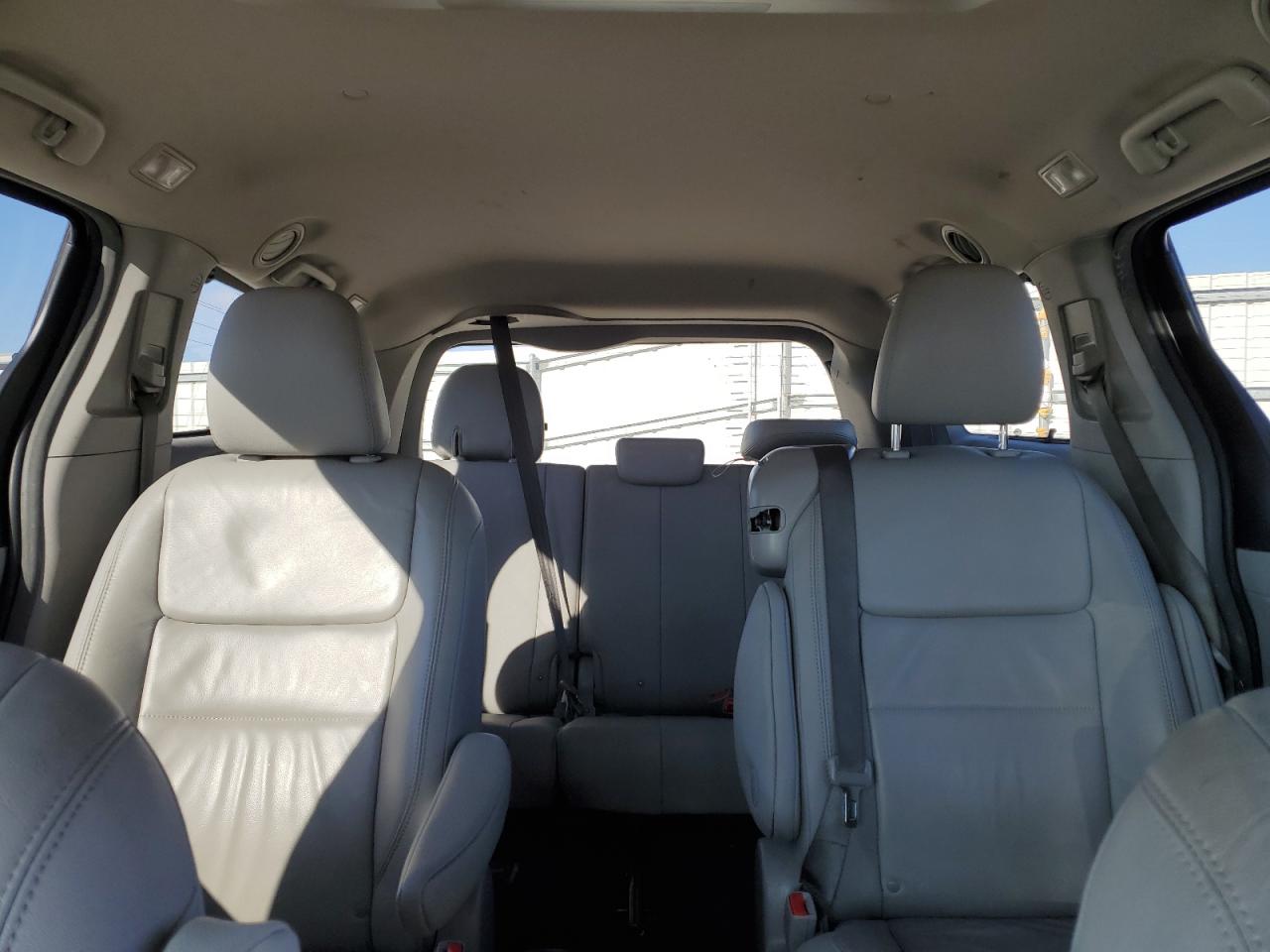 2017 Toyota Sienna - Image 10