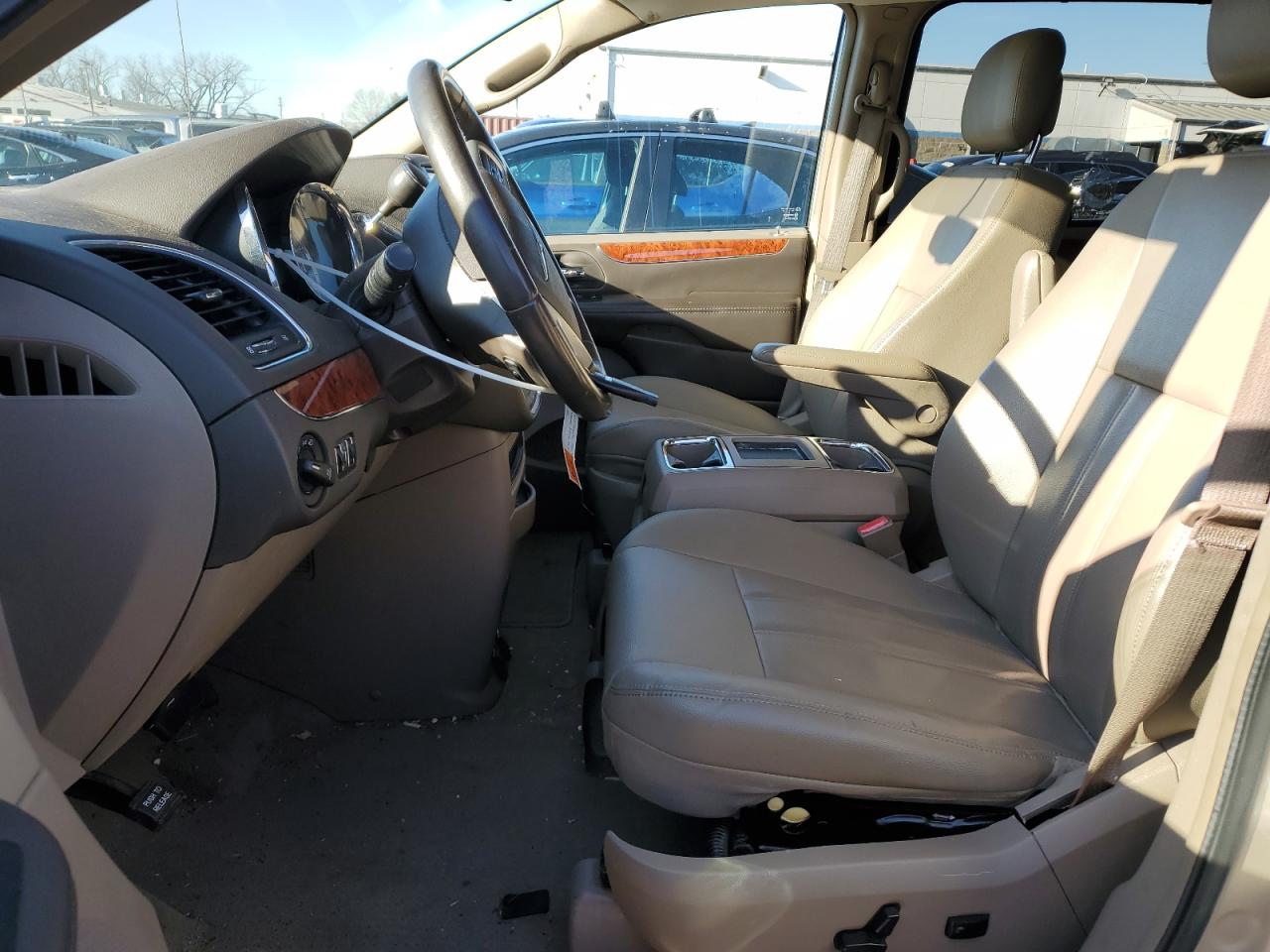 2015 Chrysler Town & Country - Image 7