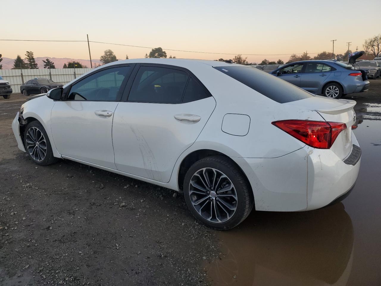 VIN 5YFBURHE3KP868262 2019 TOYOTA COROLLA no.2