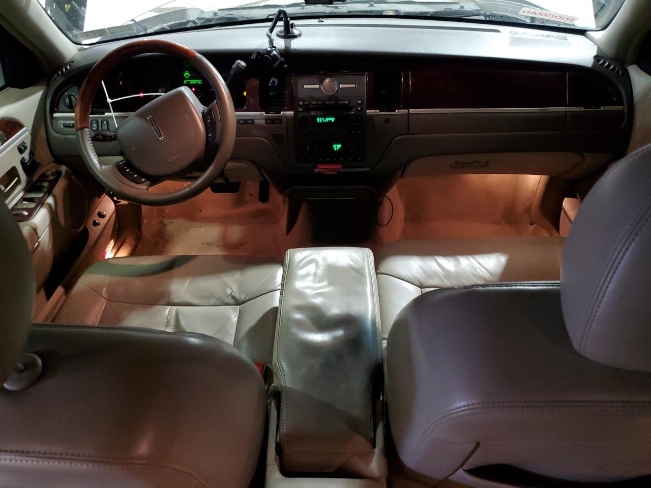 2010 Lincoln Town Car Signature Limited VIN: 2LNBL8CV8AX601385 Lot: 85118404