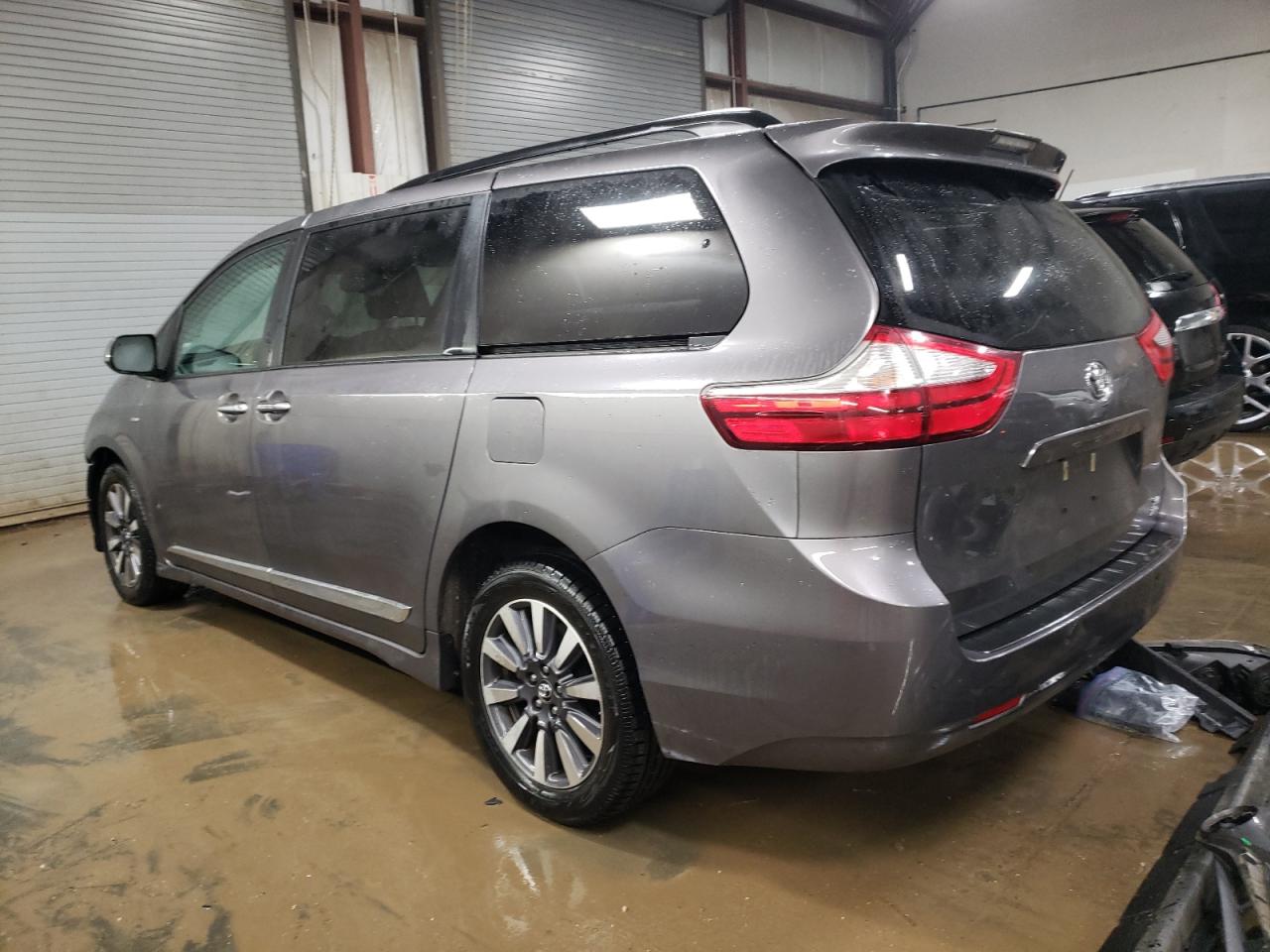 5TDDZ3DC2JS208439 2018 TOYOTA SIENNA - Image 2