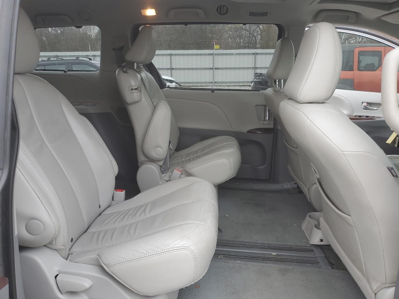 2012 Toyota Sienna - Image 11