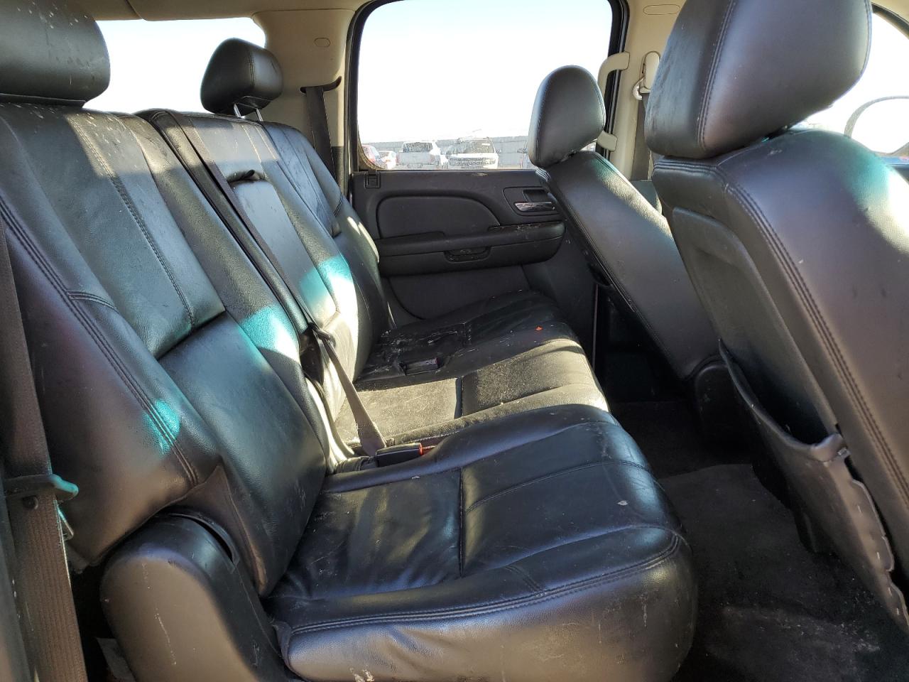 2010 Chevrolet Suburban - Image 12