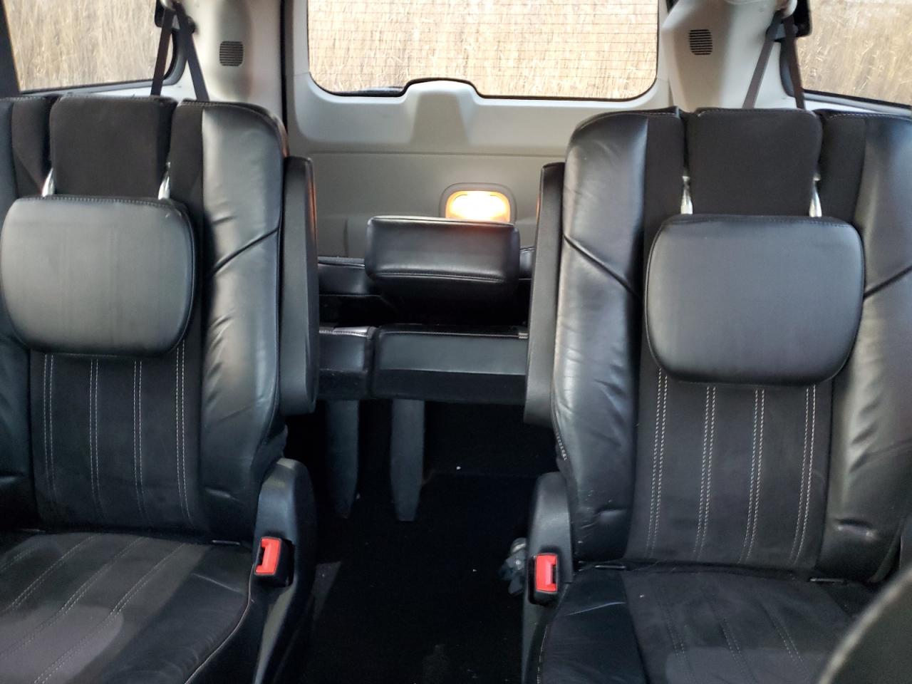 2015 Chrysler Town & Country - Image 10