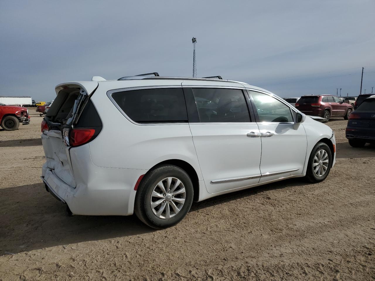 2019 Chrysler Pacifica - Image 3
