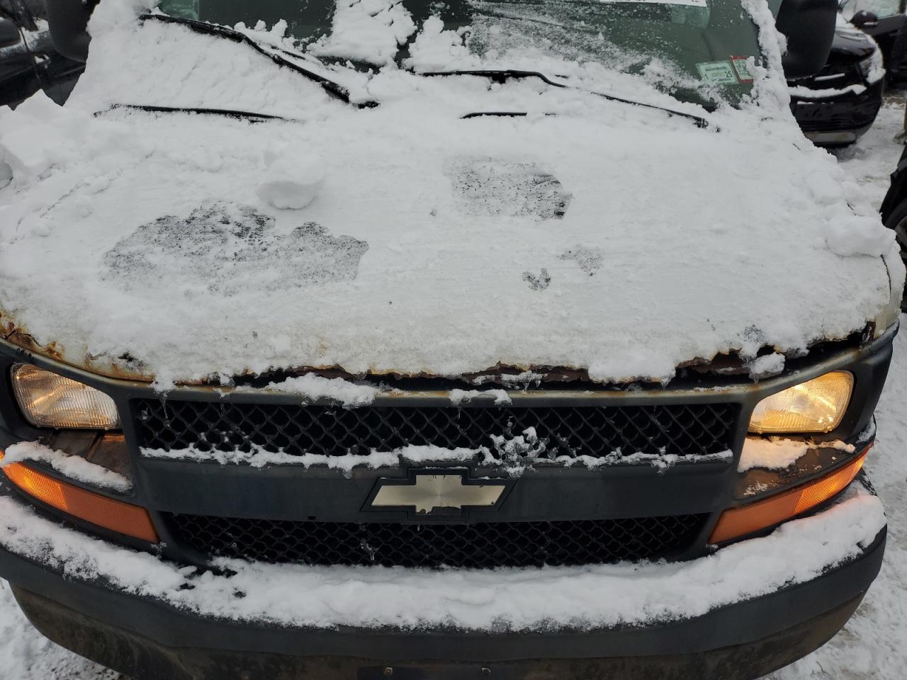 2009 Chevrolet Express - Image 12