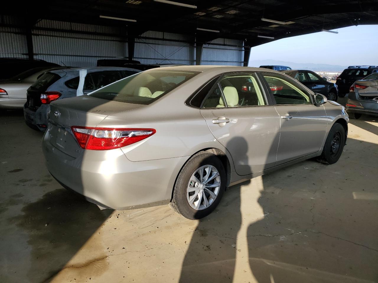 VIN 4T4BF1FK5GR572420 2016 TOYOTA CAMRY no.3