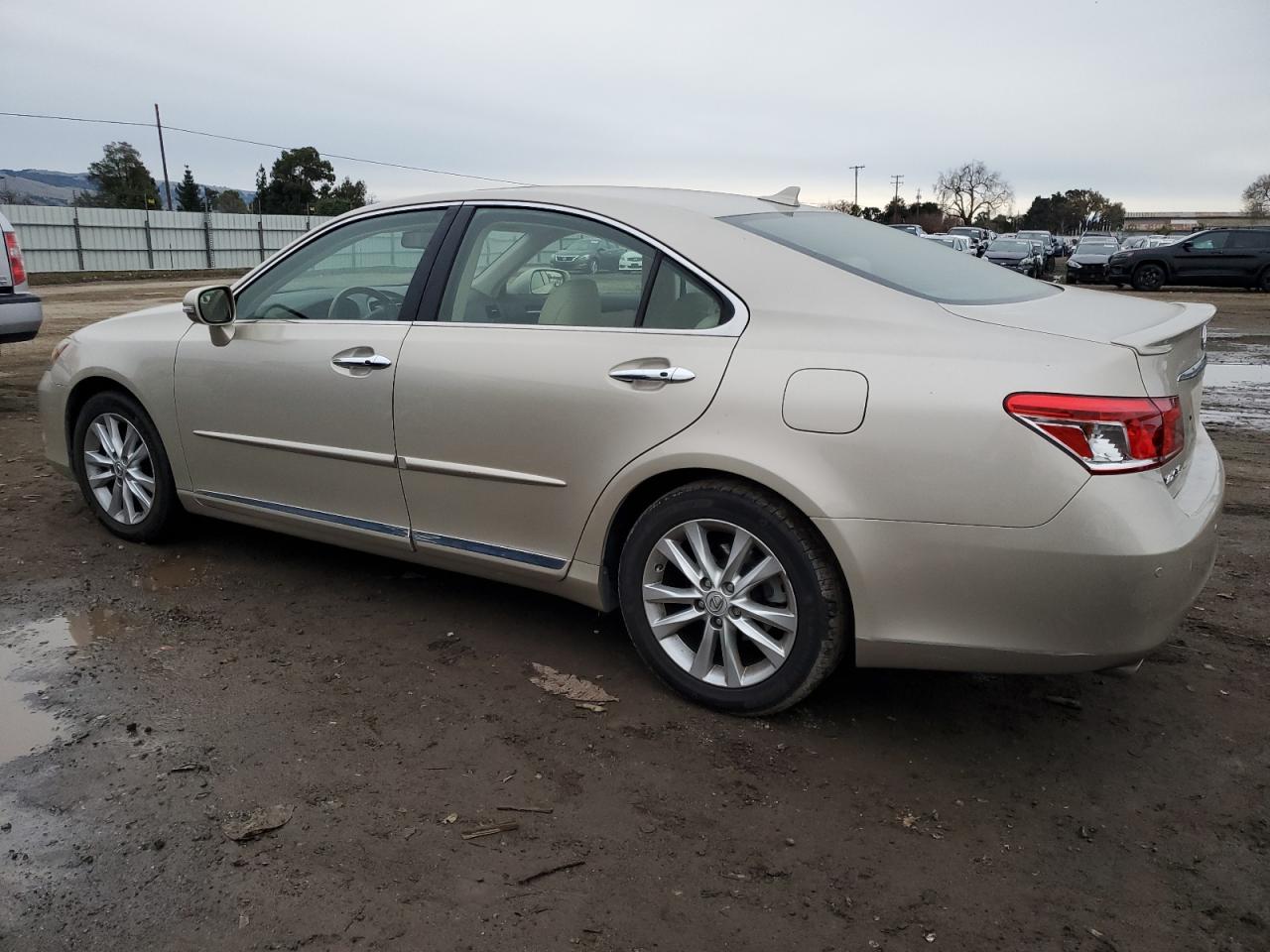 2010 Lexus ES - Image 2