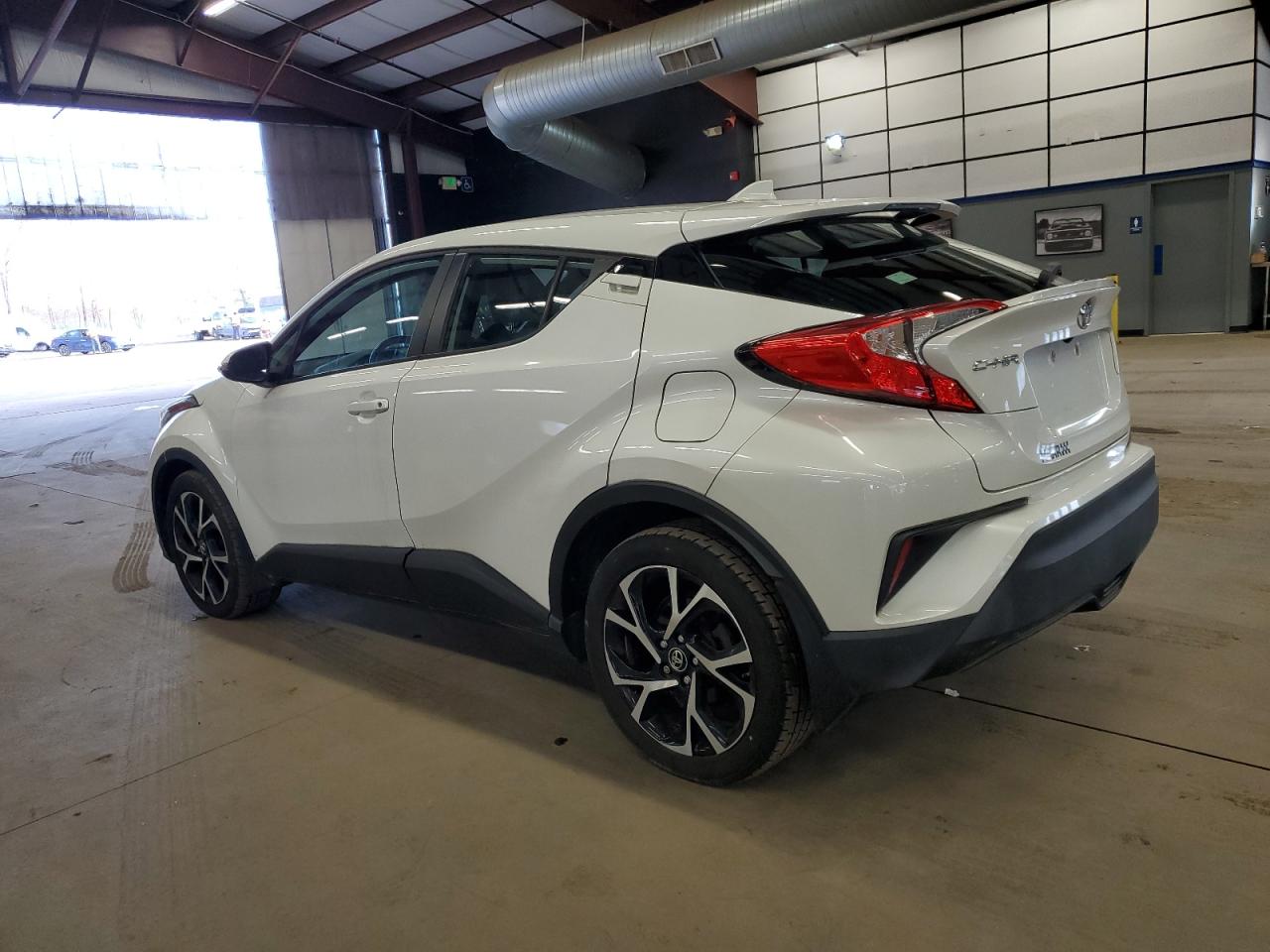 VIN NMTKHMBX9JR001633 2018 TOYOTA C-HR no.2